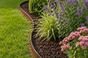 Metallkante als moderne Beeteinfassung im Garten