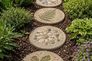 Selbst gestaltete Trittsteine aus Beton in einem Gartenweg