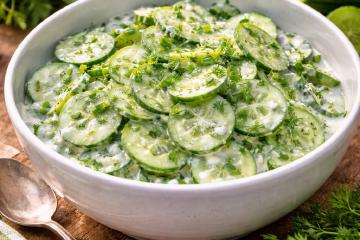 Frischer Gurkensalat mit Joghurt und Kräutern in einer Schüssel