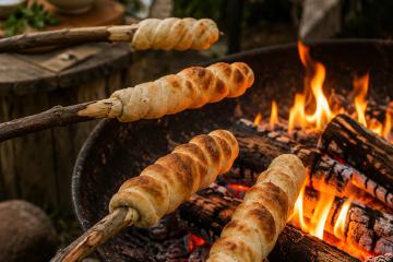 Frisch gebackenes Stockbrot am Lagerfeuer im Garten